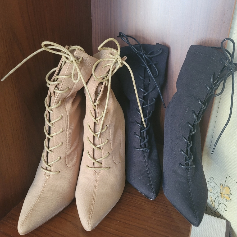 Bundle 2 Boots camel and black lace up boots